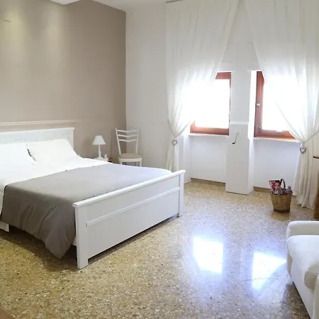 לינה וארוחת בוקר Viro House Squinzano
