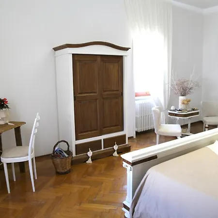 לינה וארוחת בוקר Viro House *